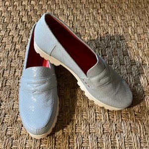 NWOT Pas de Rouge baby blue snakeskin Marta loafers; rare